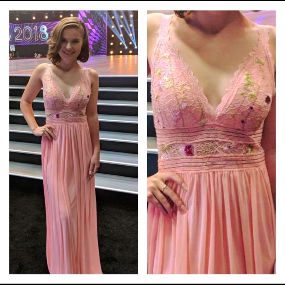 Beautiful maxi dress with detailed waistline! This dress is so pretty!!